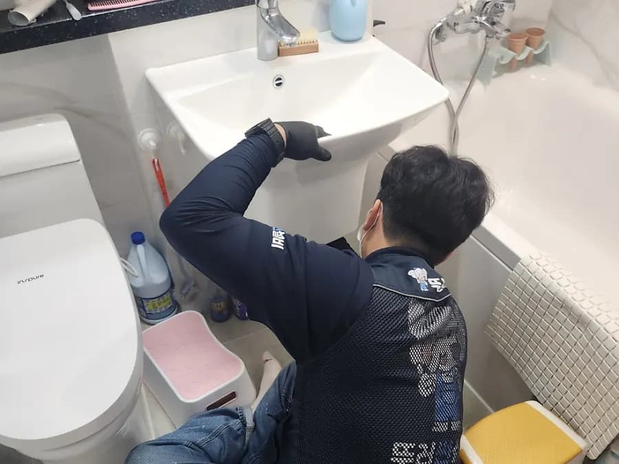 세면대 욕실 배수구 막힘 — 욕조는 바닥 배수구로 합류되는 구조가 있습니다