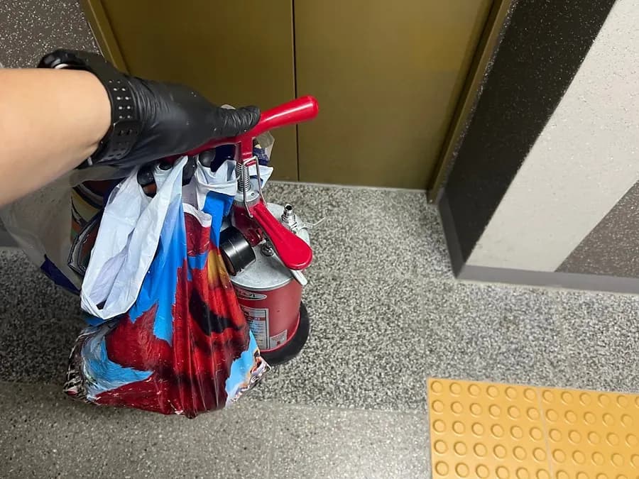 변기막힘 — 석션으로 먼저 시도하고, 안 되면 탈거합니다